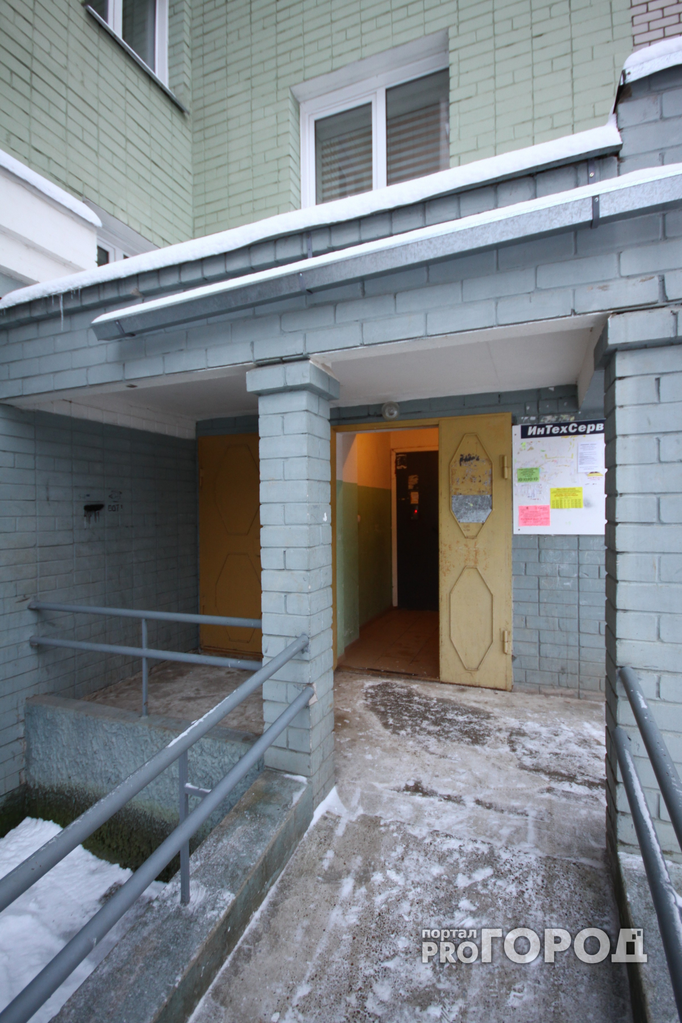 В Коми в подъезде жилого дома нашли окровавленное тело мужчины