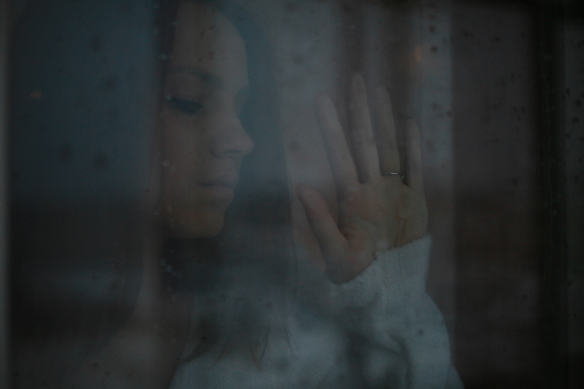 Гороскоп на 22 декабря: Девы могут увлечься миром иллюзий, а у Весов все идет по накатанной