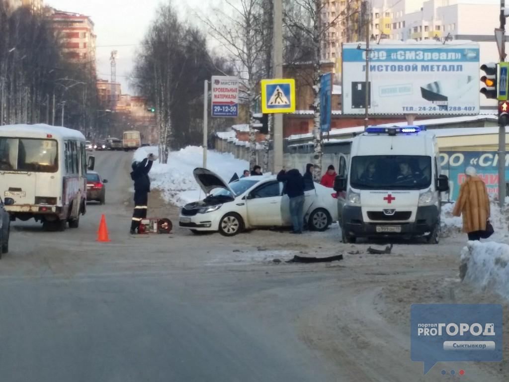В Сыктывкаре столкнулись «Киа» и «Форд»: одну иномарку распилили спасатели (фото)
