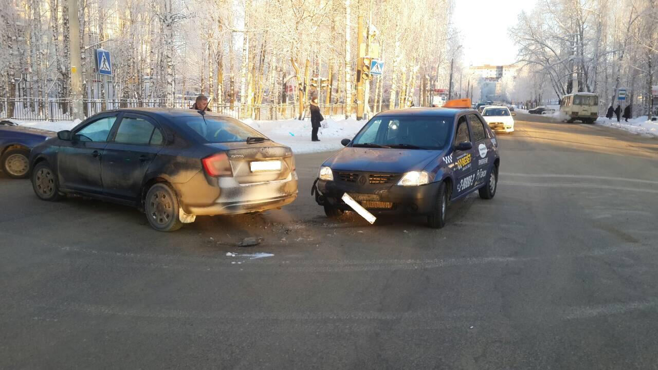 В Сыктывкаре из-за столкновения Шкоды и такси пострадал пассажир-подросток