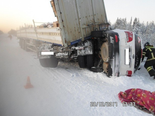 Появились подробности и фото с места автокатастрофы в Коми, где погибли люди