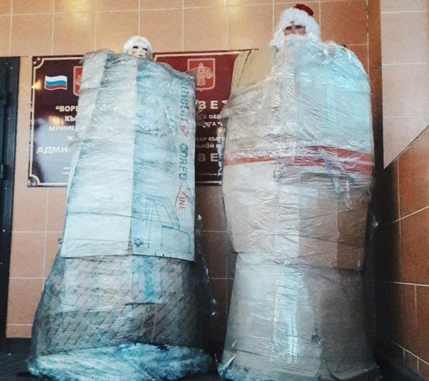 В одном из городов Коми заметили необычных Деда Мороза и Снегурочку