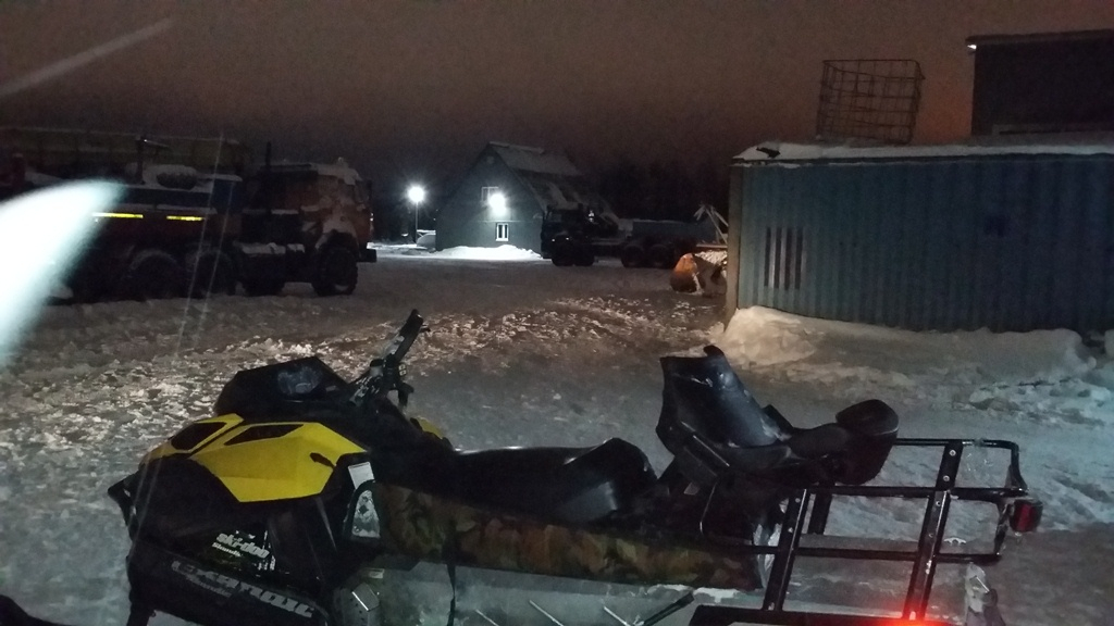 В Коми произошло необычное ДТП: снегоход врезался в контейнер (фото)