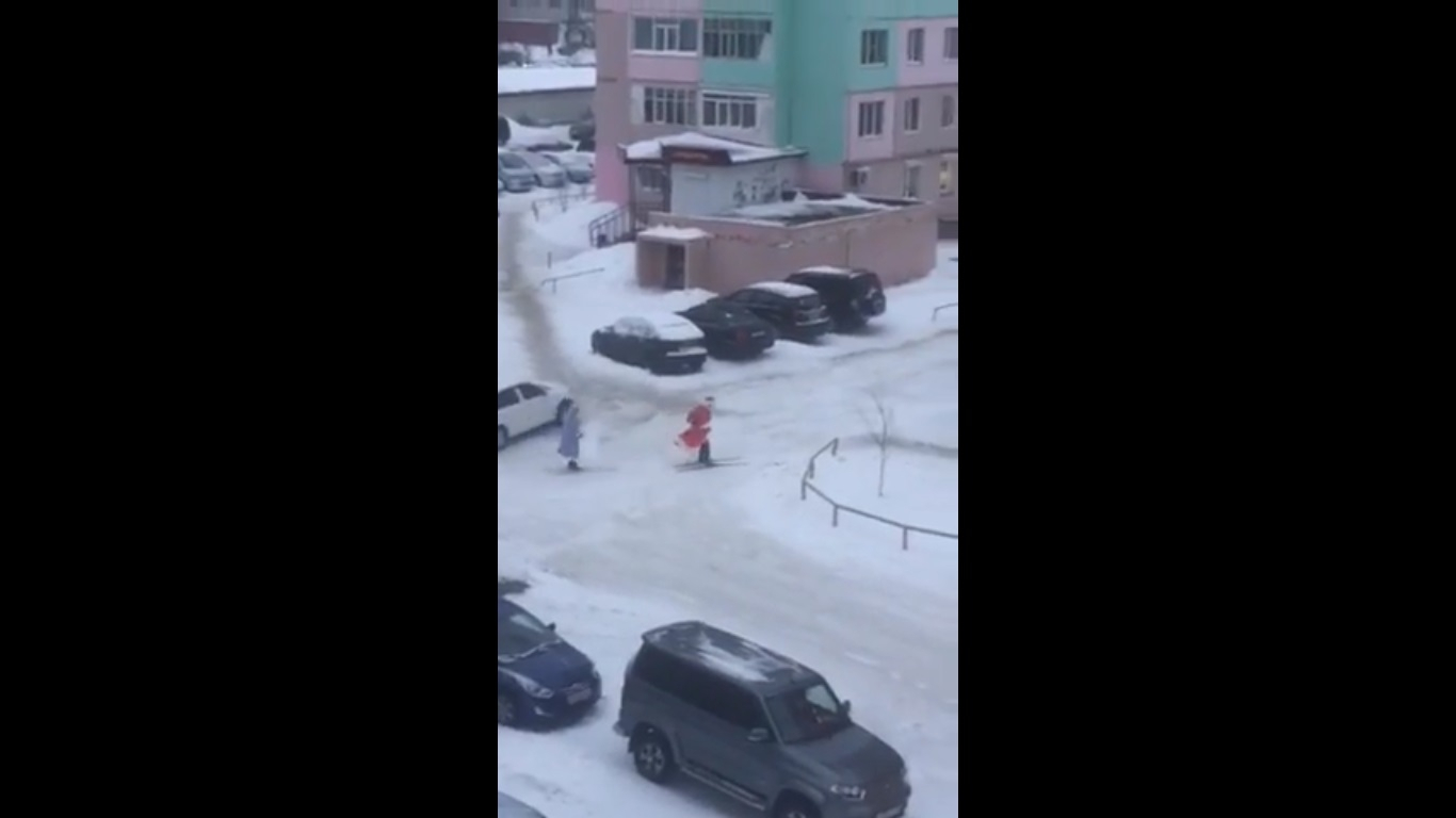 В Коми Дед Мороз и Снегурочка катались на лыжах по дворам города (видео)
