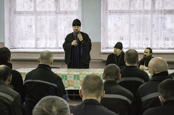Архиепископ Сыктывкарский и Коми-Зырянский Питирим прочитал уголовникам свои стихи (фото)
