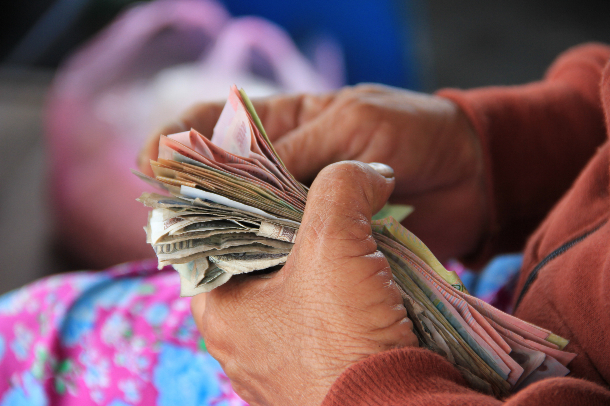 Жительница Коми рассталась с крупной суммой денег из-за своей болтливости