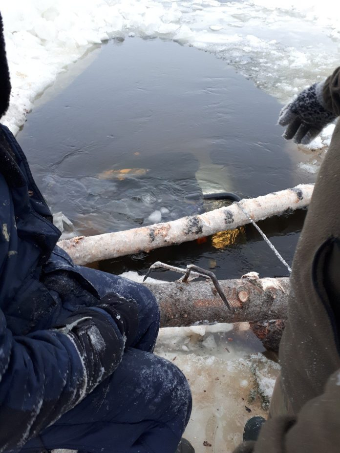 В Коми спасатели вытаскивают из-подо льда утонувший внедорожник (фото)
