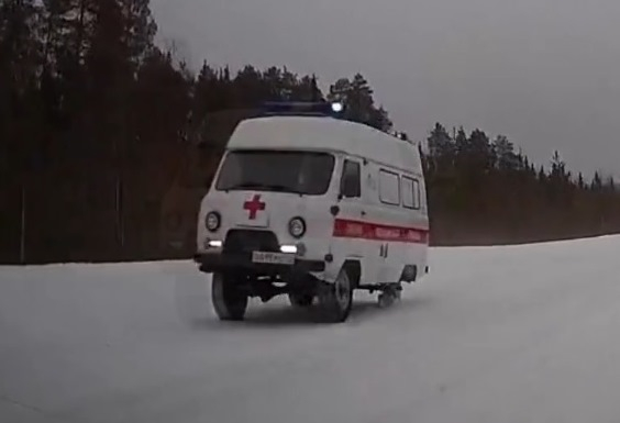 В Коми на срочный вызов к пациенту мчалась скорая помощь без колес (видео)