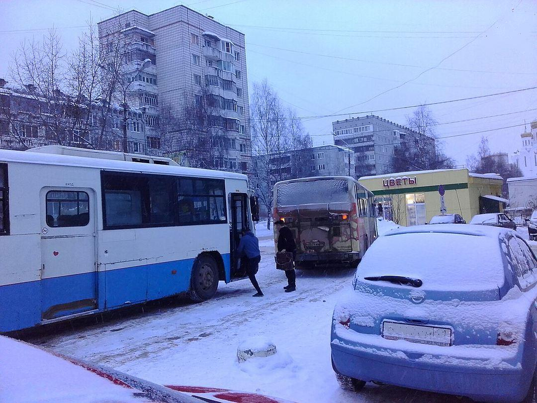 В центре Сыктывкара столкнулись два пассажирских автобуса