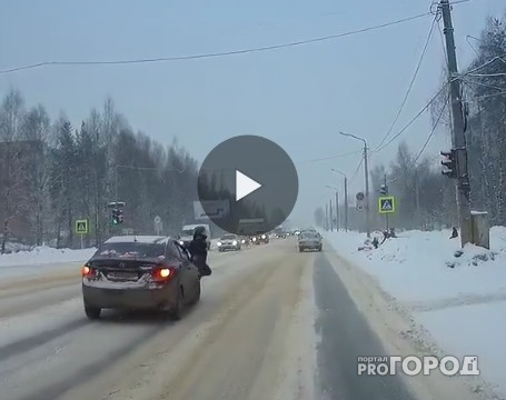 В Сыктывкаре школьник бросился под колеса автомобиля (видео)