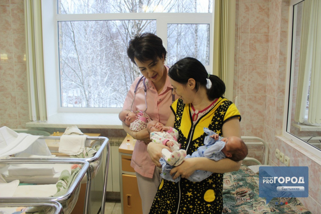 Молодую маму, которая в Сыктывкаре родила тройню, ждут на малой родине с подарком