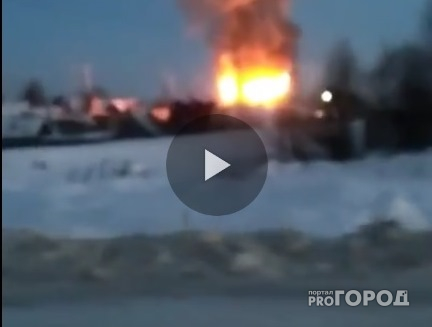 Появилось видео пожара в Сыктывкаре, где огонь полностью охватил жилой дом