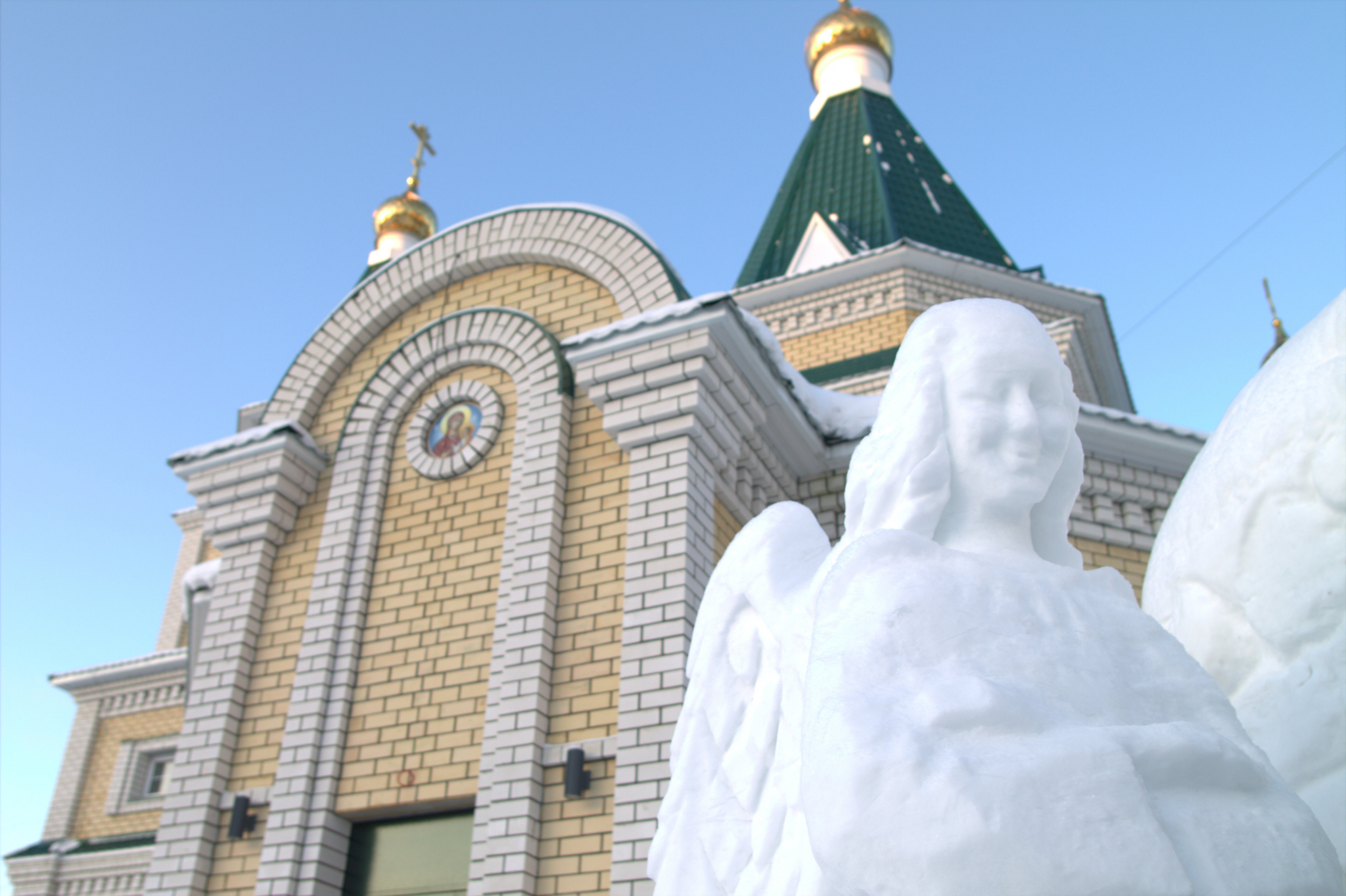 В Сыктывкаре построили снежную Рождественскую пещеру с ангелами на входе