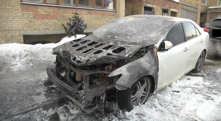 В Коми ночью среди жилых домов сгорело два автомобиля (фото)