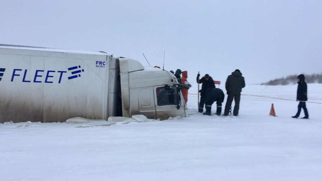 «МАЗ», который провалился под лед на Печоре в Коми, вытащили на берег