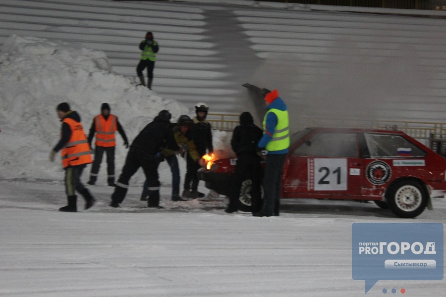 В Сыктывкаре на ледовых гонках «СуперШип» вспыхнула машина участника (фоторепортаж)