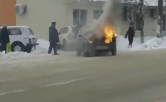 В Коми возле административного здания вспыхнуло авто (видео)