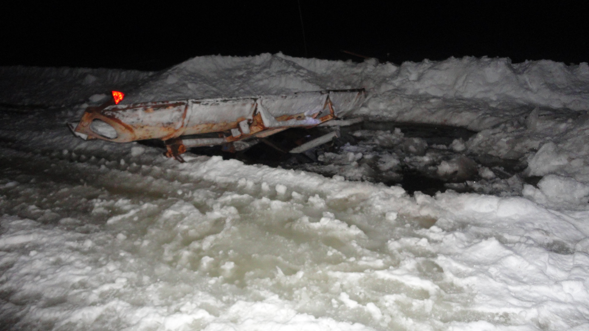 На реке в Коми под лед провалился трактор, погиб человек