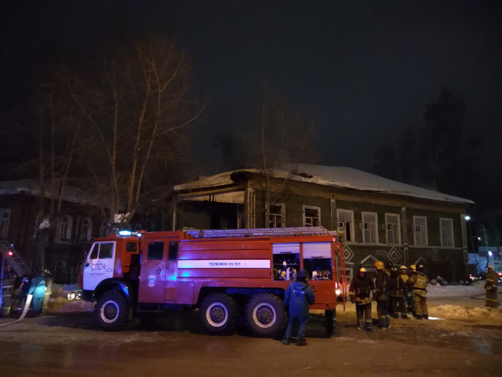 Появились фото, как в Сыктывкаре тушили пожар на объекте культурного наследия