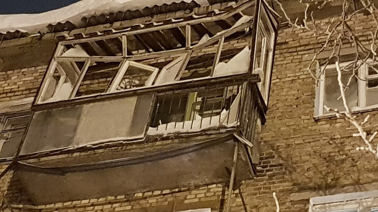 В Коми балкон разнесло снегом, который рухнул с крыши