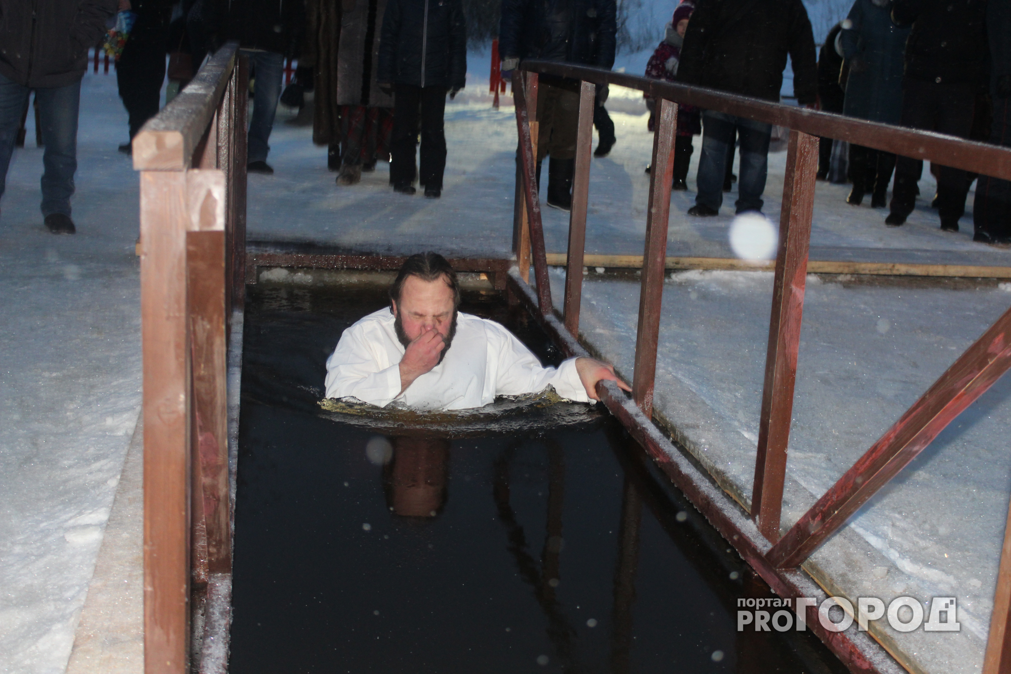 Фоторепортаж с первой проруби в Сыктывкаре: люди окунались в купель с ледяным спокойствием