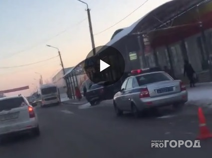 В Сыктывкаре автомобиль влетел в автобусную остановку (видео)