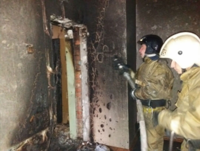 В Сыктывкаре подожгли пятиэтажный жилой дом (фото)