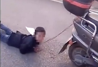 Мать привязала ребенка к мотороллеру и протащила его (видео)