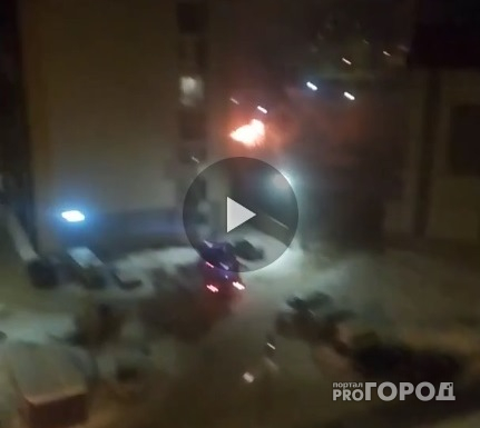 Появились видео и фото с пожара возле Стефановского собора в Сыктывкаре