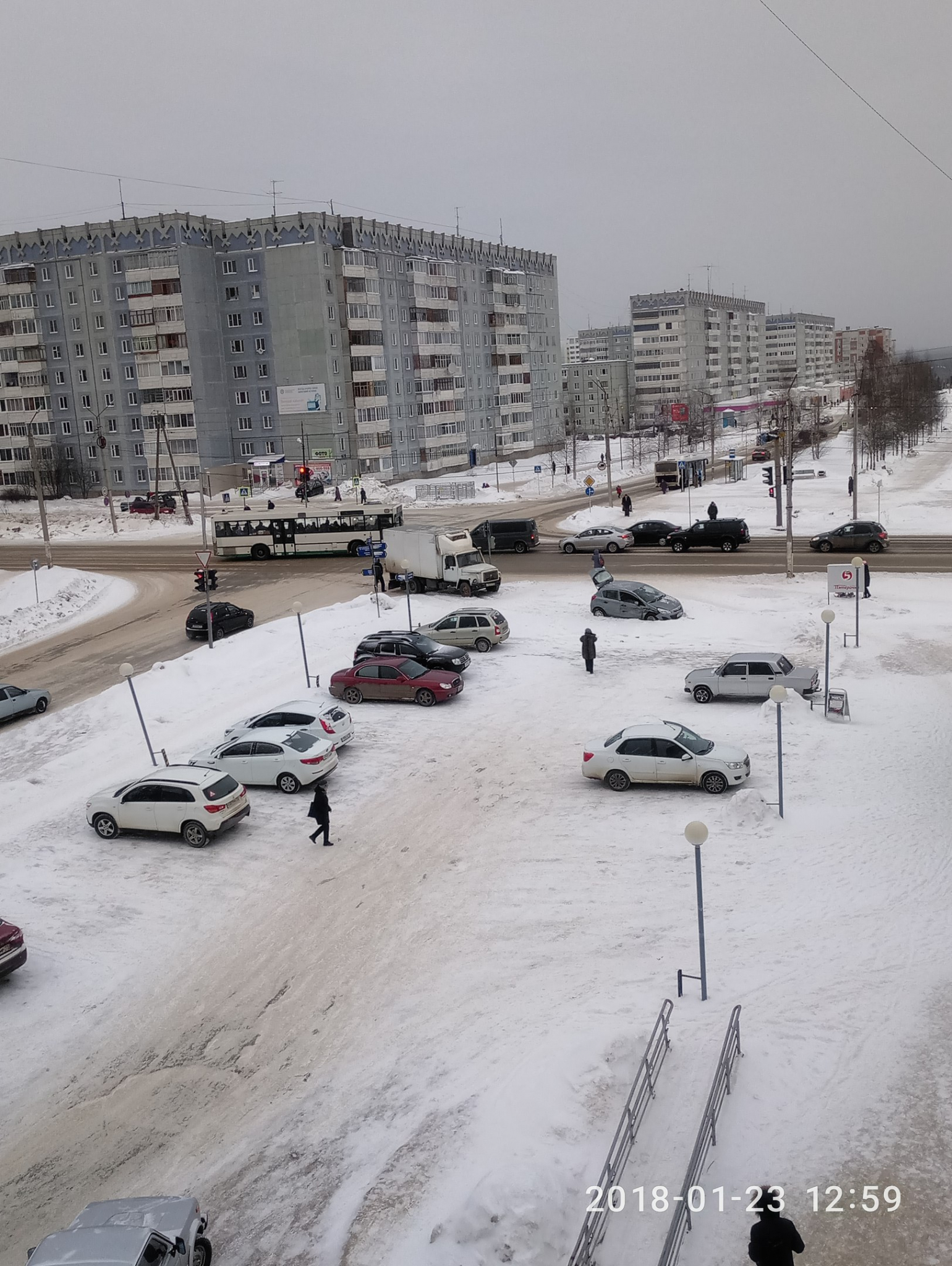 В Сыктывкаре иномарка вылетела на тротуар после столкновения с грузовиком (фото)