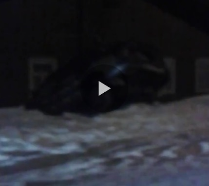 В Сыктывкаре машина такси «вверх тормашками» застряла в сугробе (видео)