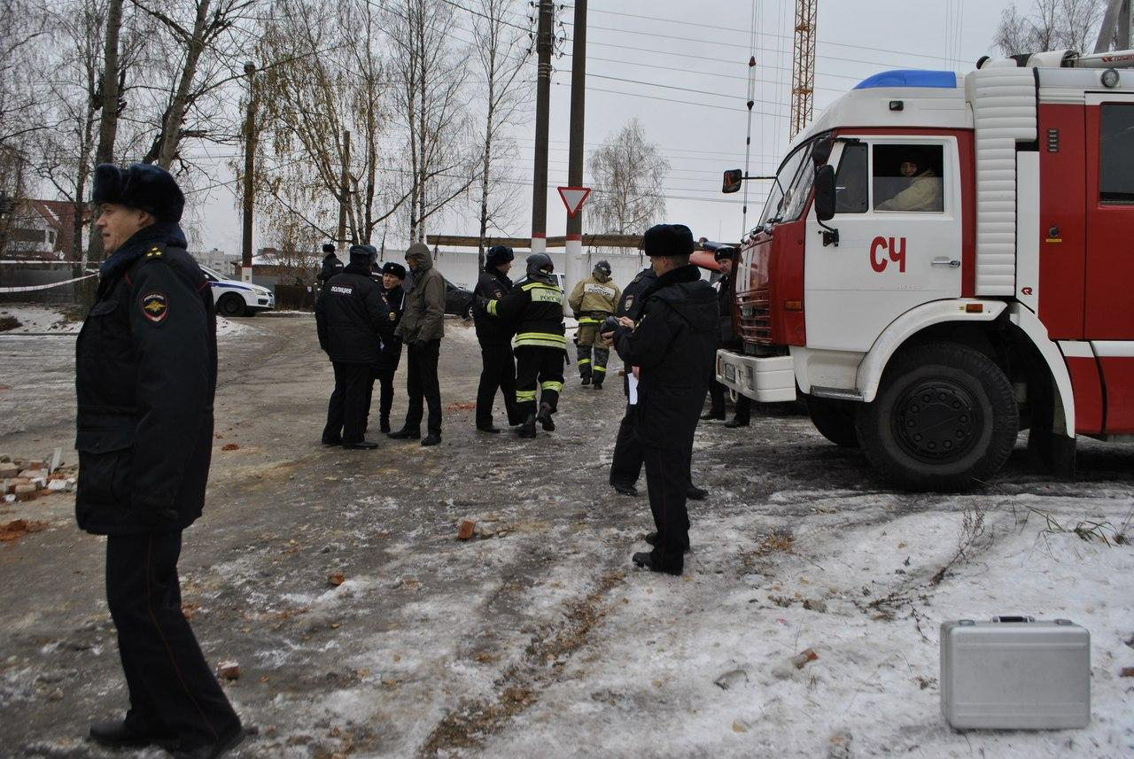 В Сыктывкаре экстренные службы оцепили многоквартирный дом рядом со школой