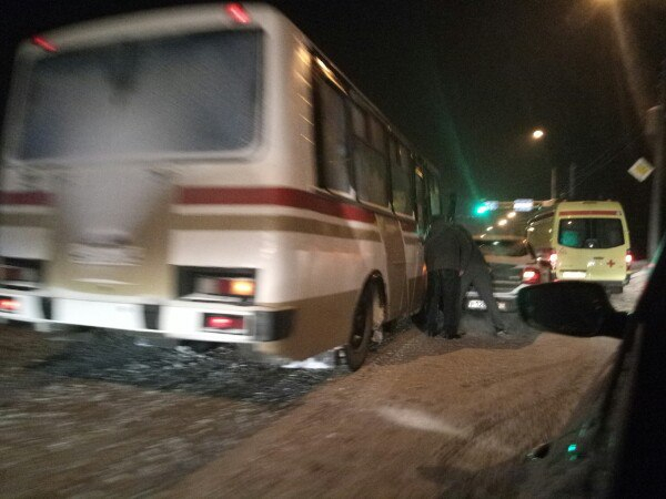 В Сыктывкаре на эжвинской трассе столкнулись автобус и «легковушка»