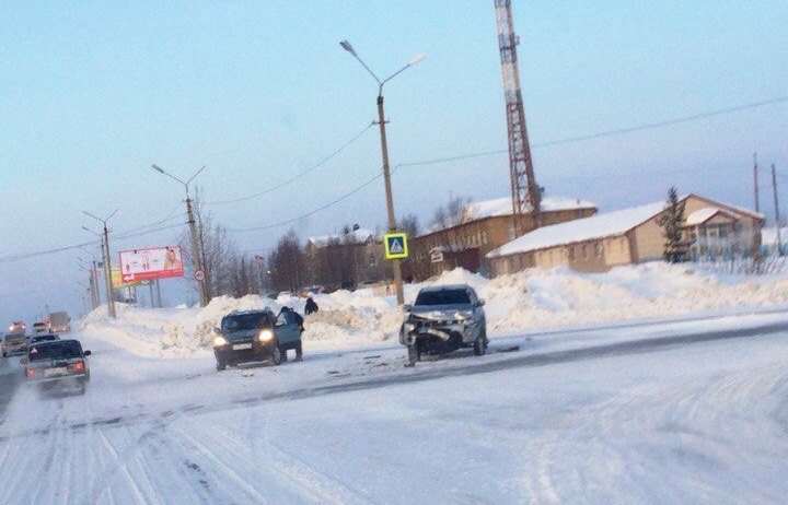 В Коми водитель «Мицубиси» пытался проскочить на «красный» и протаранил «Хендай»