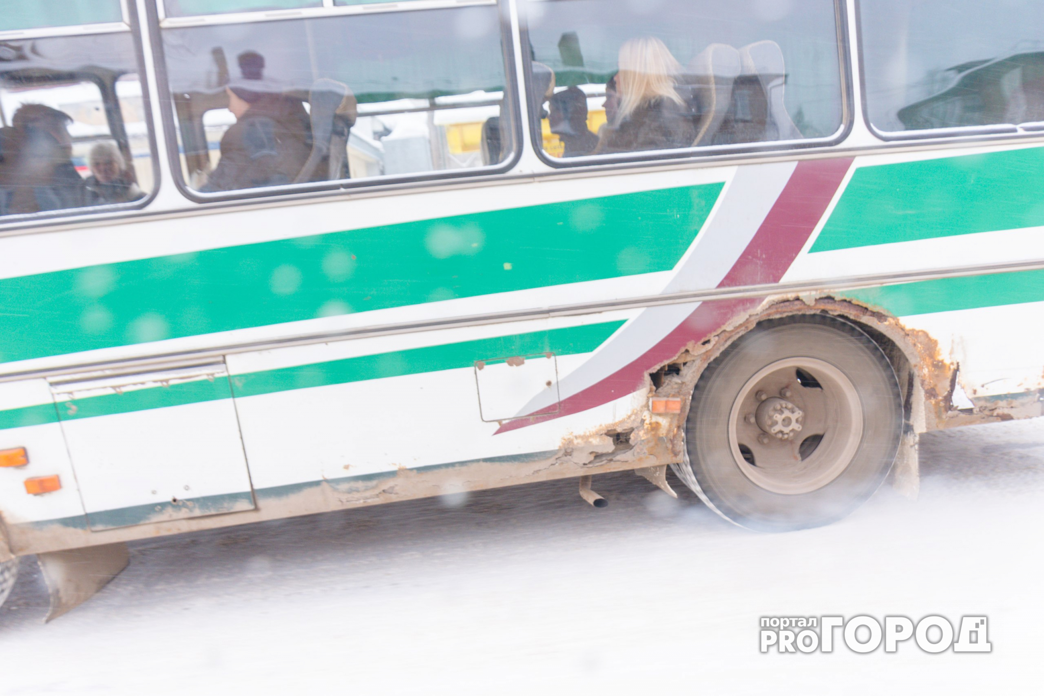 В Сыктывкаре ездит автобус, который проржавел до дыр (фото)