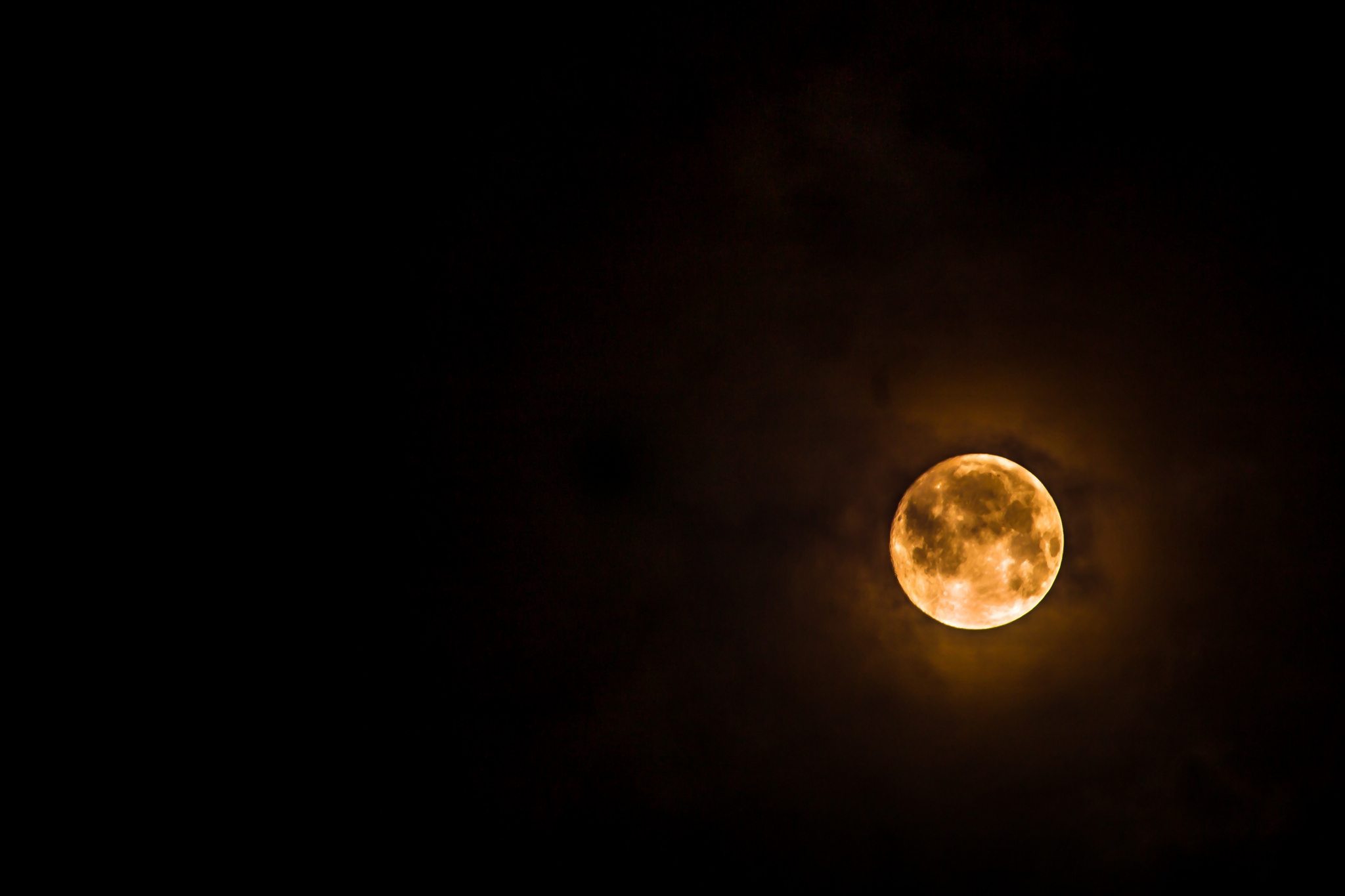 Астроном назвал 3 места в Сыктывкаре, где можно увидеть «кровавую луну»