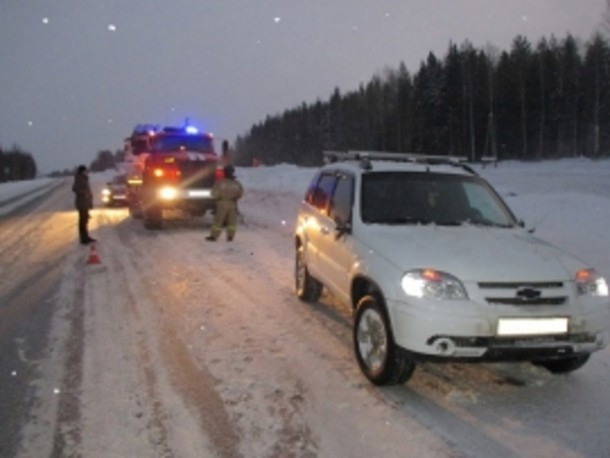 На трассе в Коми водитель «Нивы» сбил пьяную 20-летнюю девушку (фото)