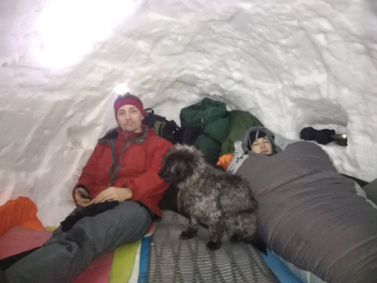 Жители Сыктывкара соорудили за вокзалом пещеру из снега и провели в ней ночь