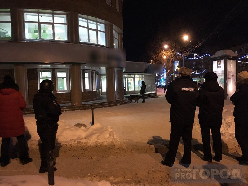 В Сыктывкаре экстренные службы оцепили отделение банка в центре города (фото)