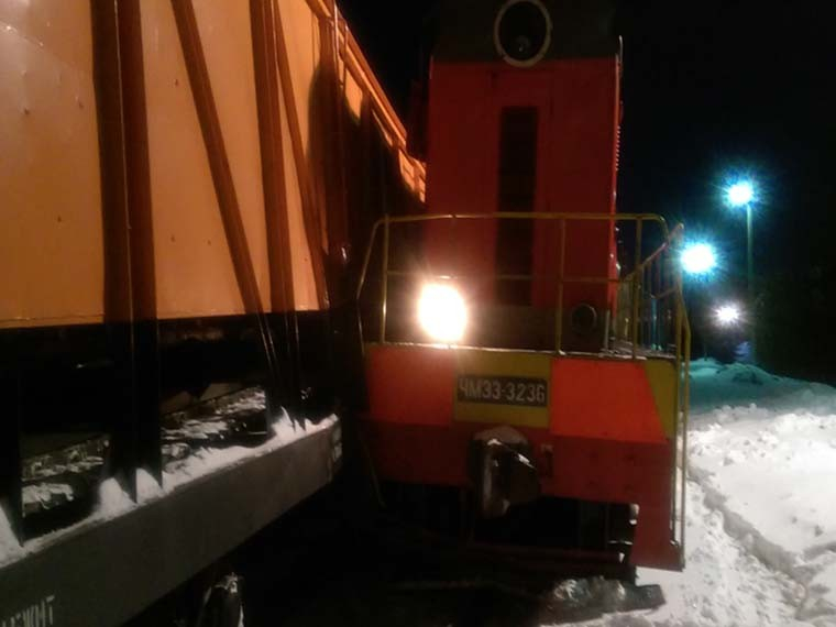 В Сыктывкаре поезд протаранил снегоуборочную машину (фото)