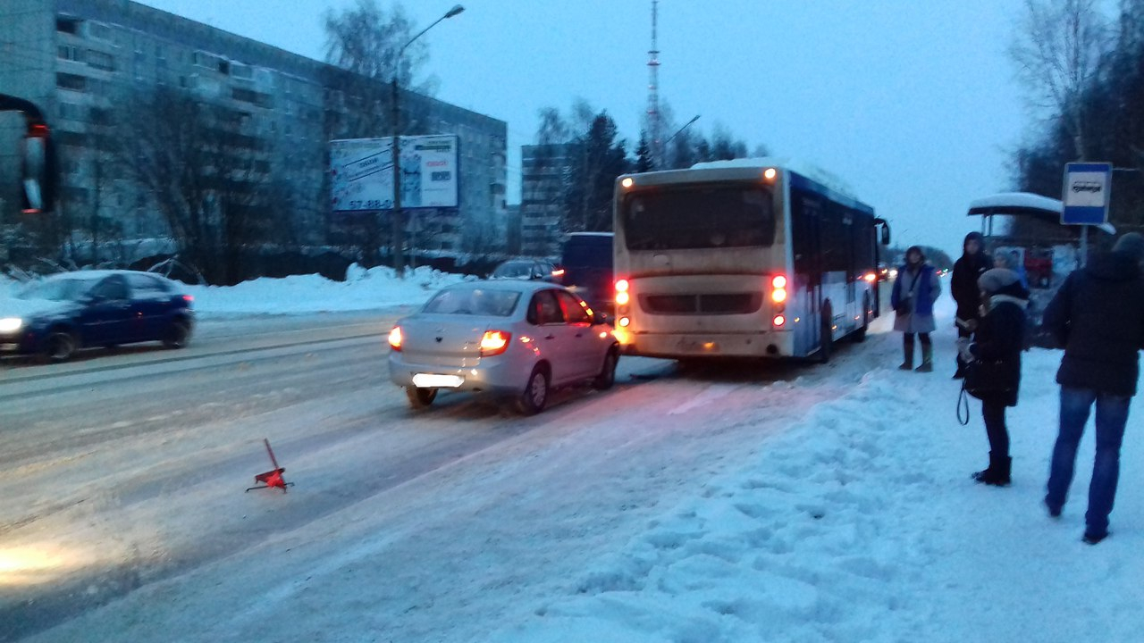 В Сыктывкаре «легковушка» влетела в автобус на остановке (фото)
