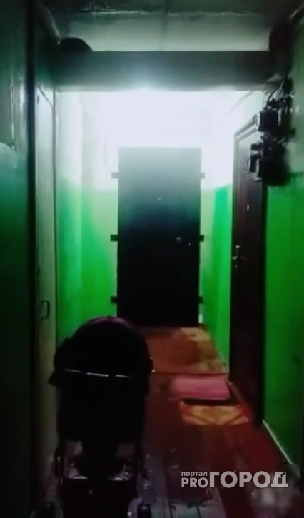 Сыктывкарцы сняли на видео, как в их доме с потолка льется дождь из кипятка