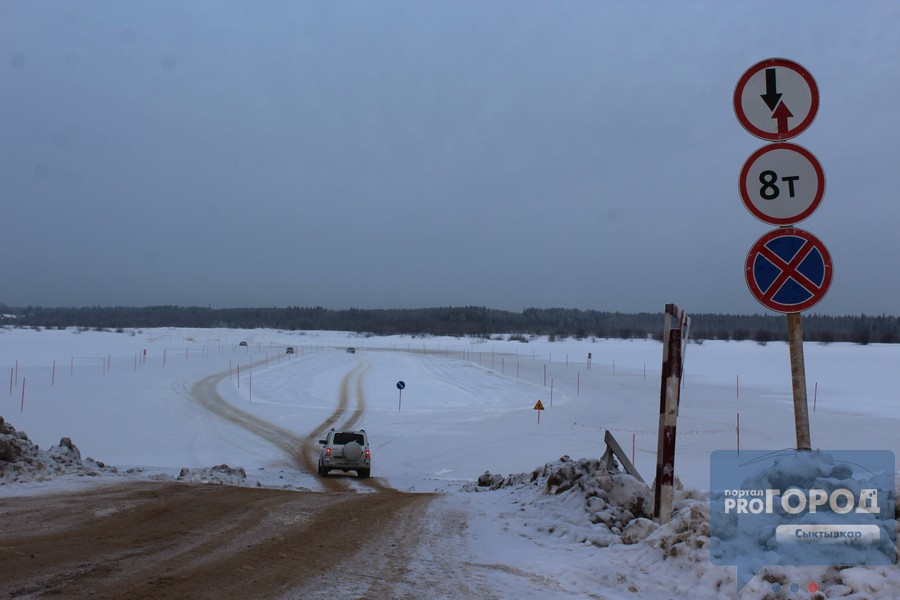 В Сыктывкаре закрыли автодорогу через Вычегду на переправе на Трехозерку