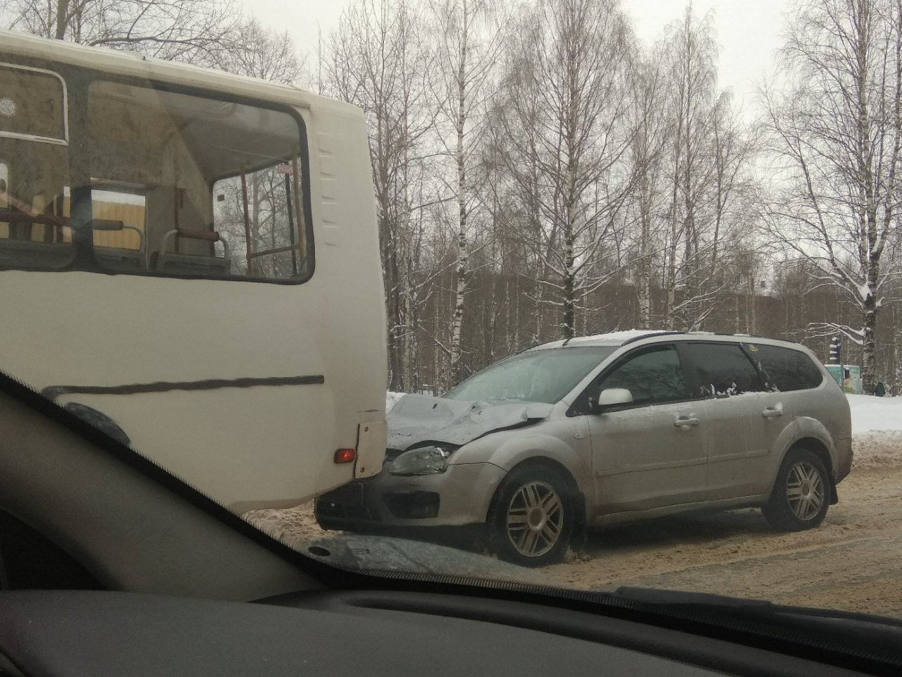 В Сыктывкаре неубранный снег стал причиной ДТП с участием автобуса