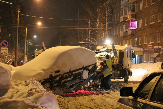Мэрия Сыктывкара предупреждает: машины, которые мешают уборке снега, эвакуируют