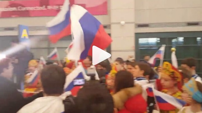 Толпа фанатов встретила хоккеисток из Коми, когда они прилетели на Олимпиаду (видео)