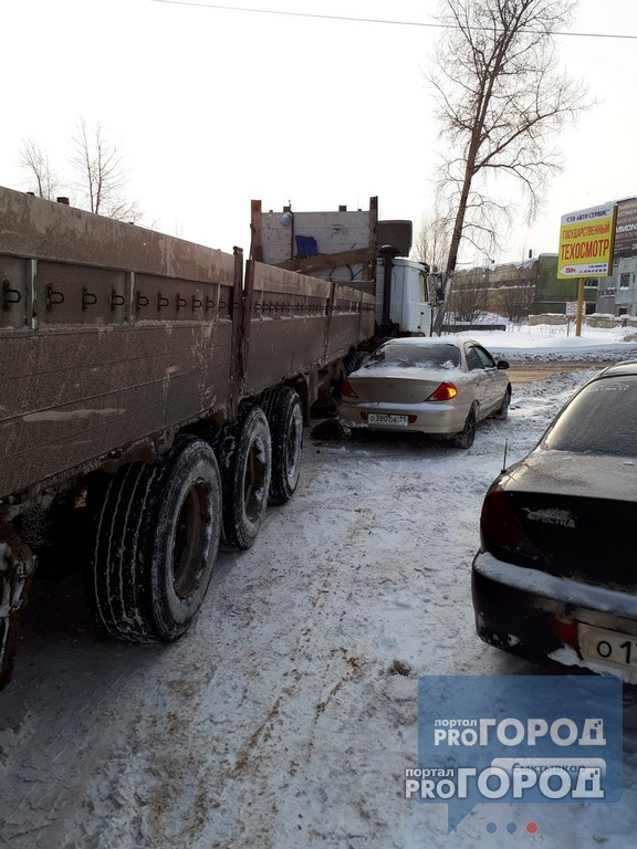 В Сыктывкаре около здания суда лесовоз протаранил «Киа Рио» (фото)
