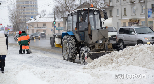 В Коми снег с улиц свозят прямо к жилым домам (видео)