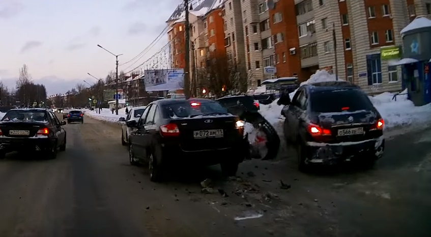 В сети появилось видео нелепого ДТП на улице Морозова в Сыктывкаре