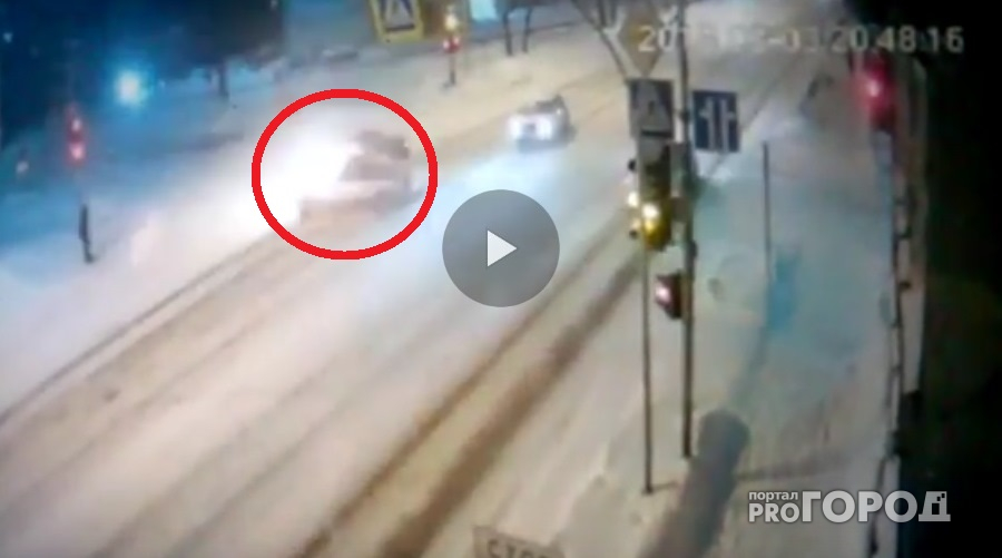 Появилось видео момента ДТП в Сыктывкаре, после которого вспыхнула «Деу Нексия»